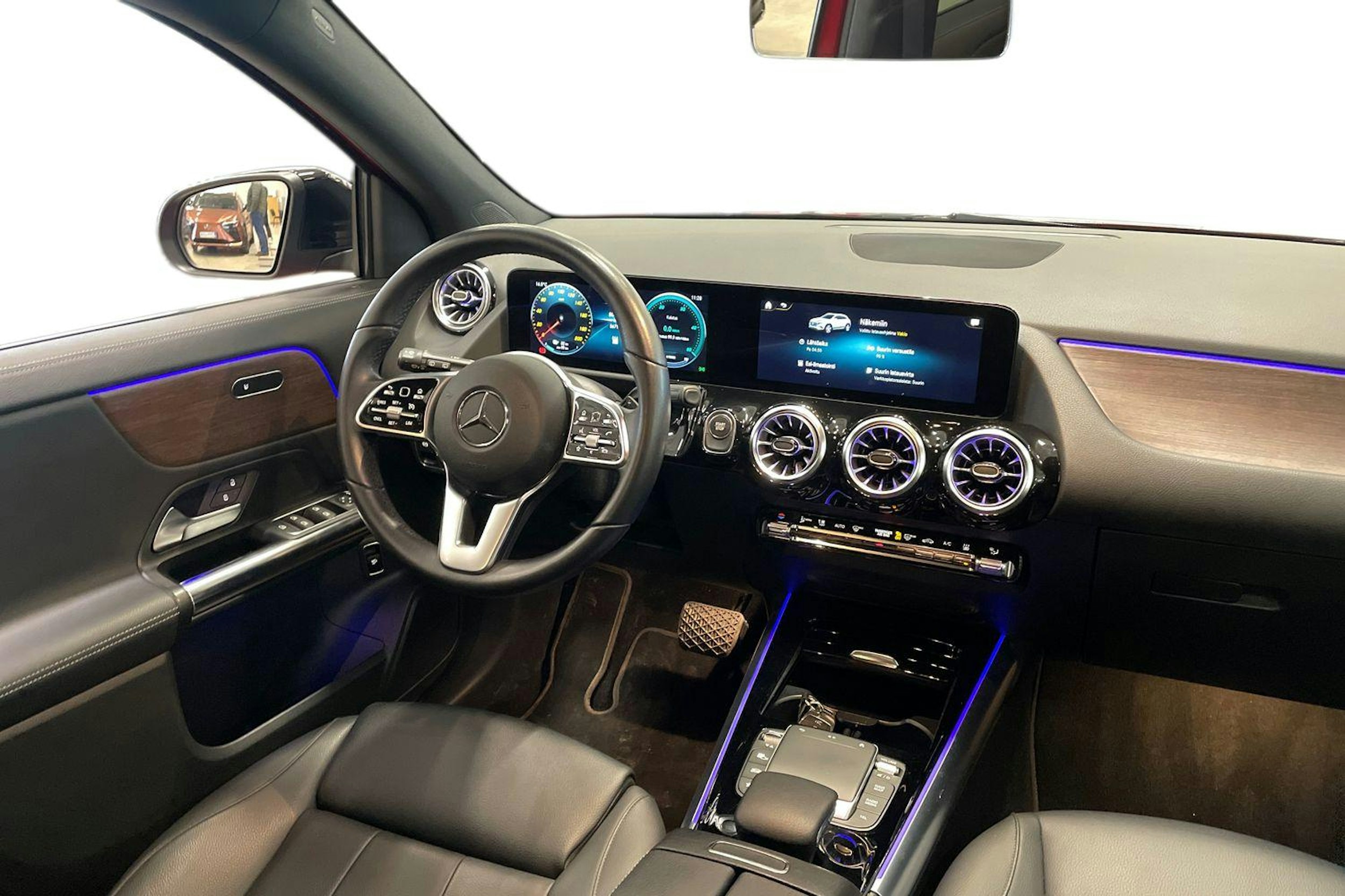 punainen Mercedes-Benz EQA 2022 kuva 9.