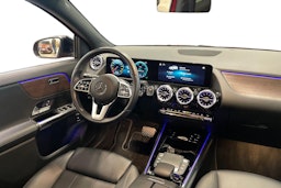 punainen Mercedes-Benz EQA 2022 kuva 9.