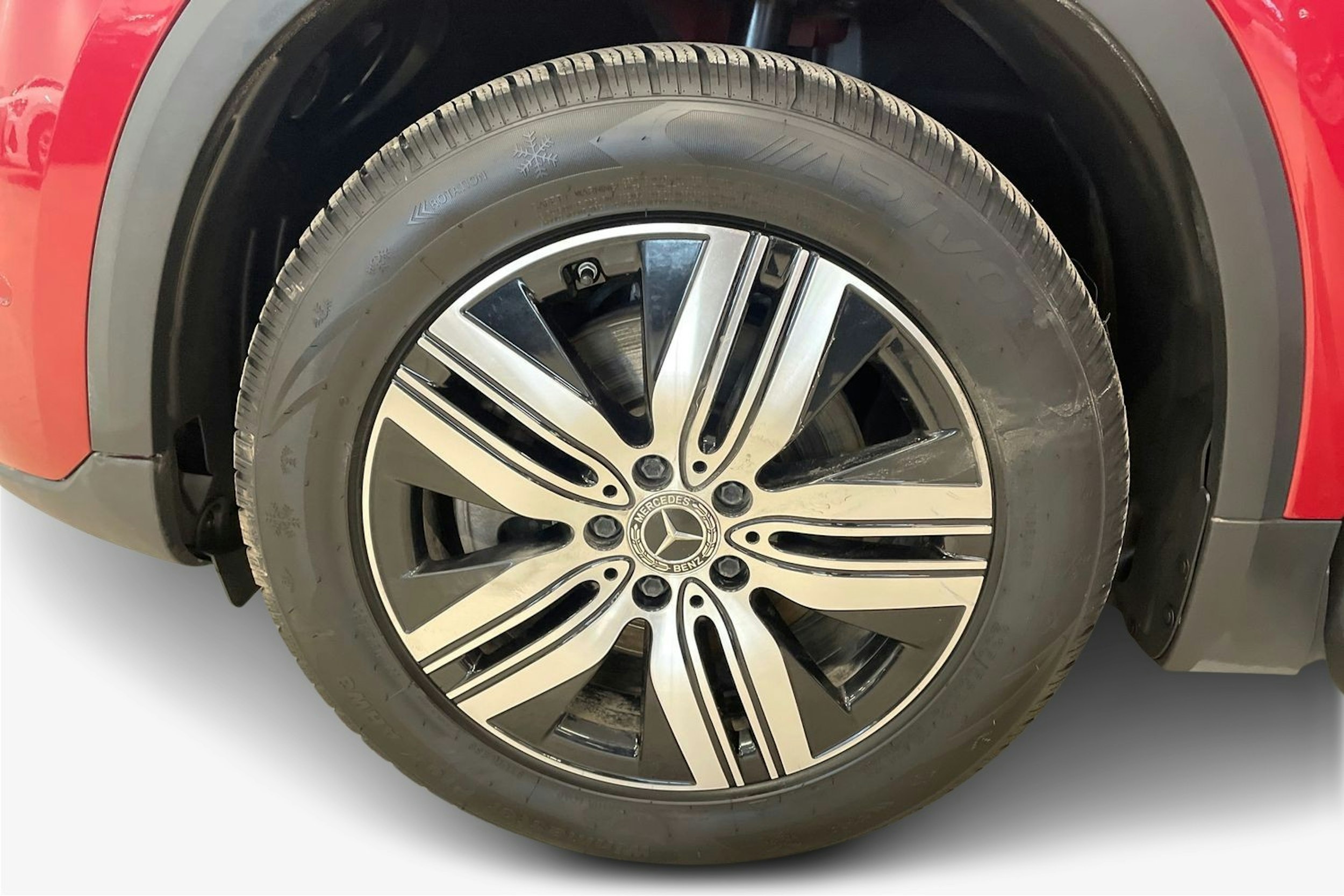 punainen Mercedes-Benz EQA 2022 kuva 11.