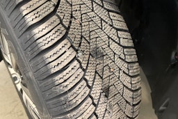 punainen Mercedes-Benz EQA 2022 kuva 13.