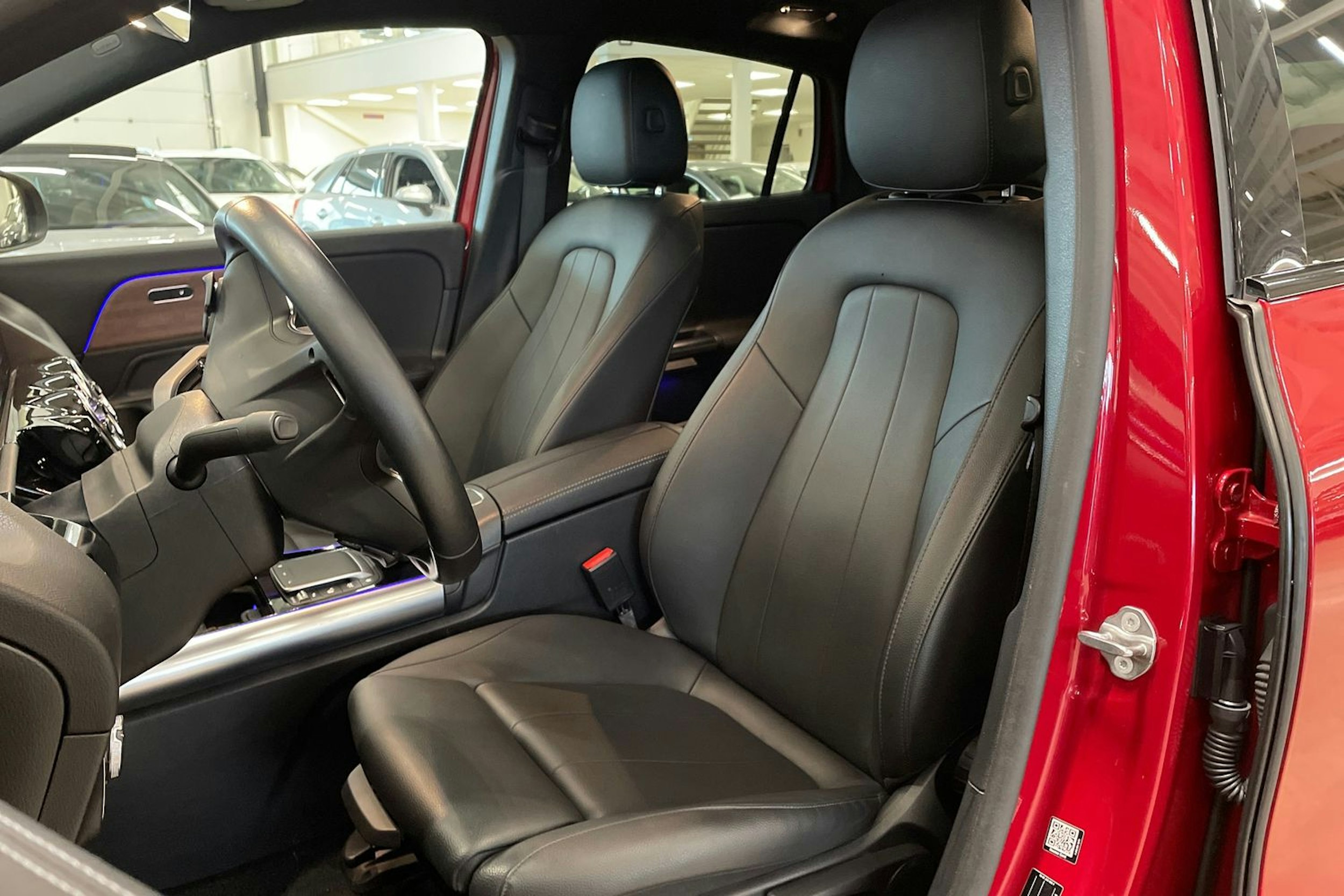 punainen Mercedes-Benz EQA 2022 kuva 14.