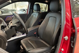 punainen Mercedes-Benz EQA 2022 kuva 14.