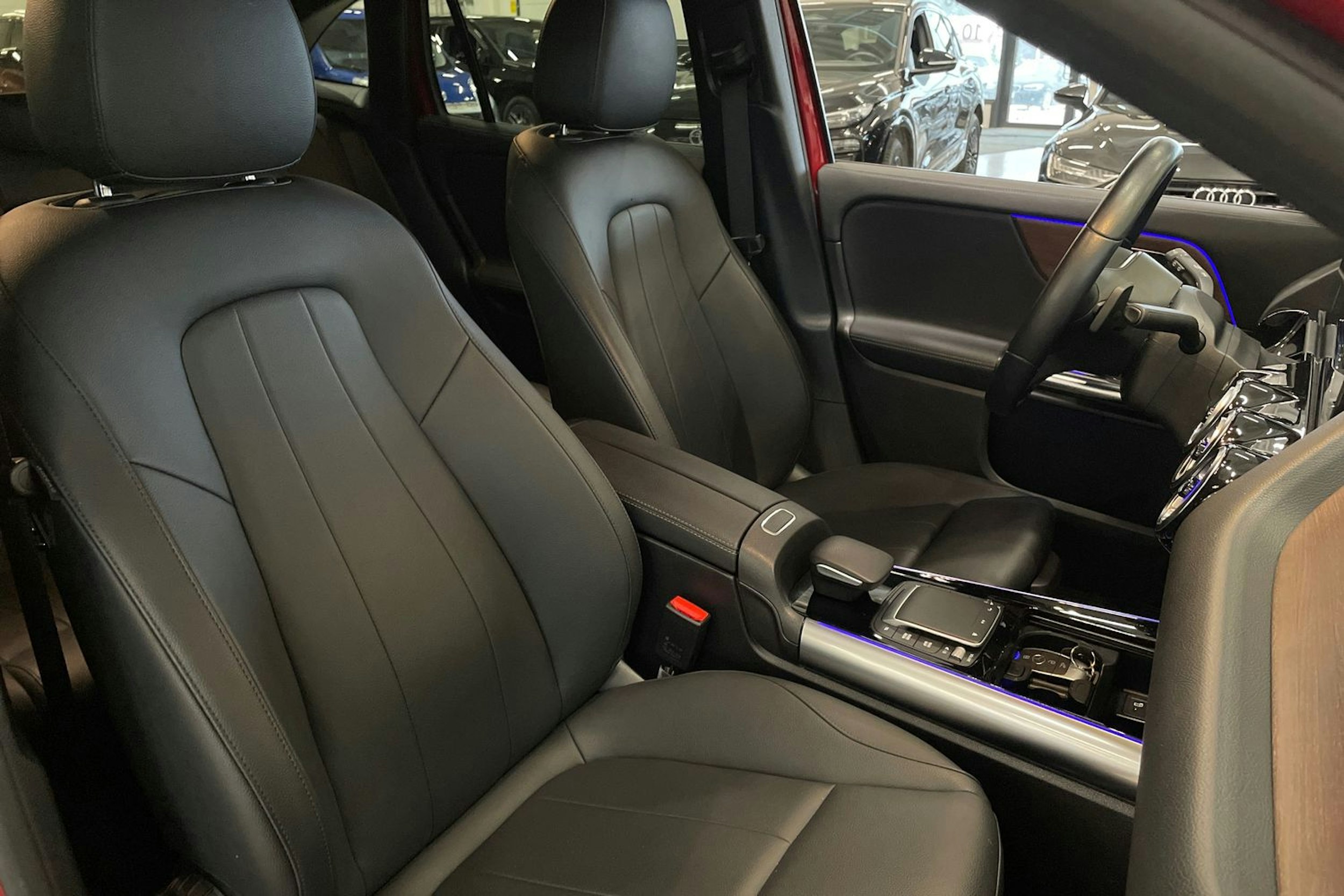 punainen Mercedes-Benz EQA 2022 kuva 15.