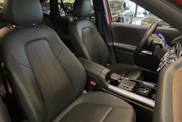 punainen Mercedes-Benz EQA 2022 kuva 15.