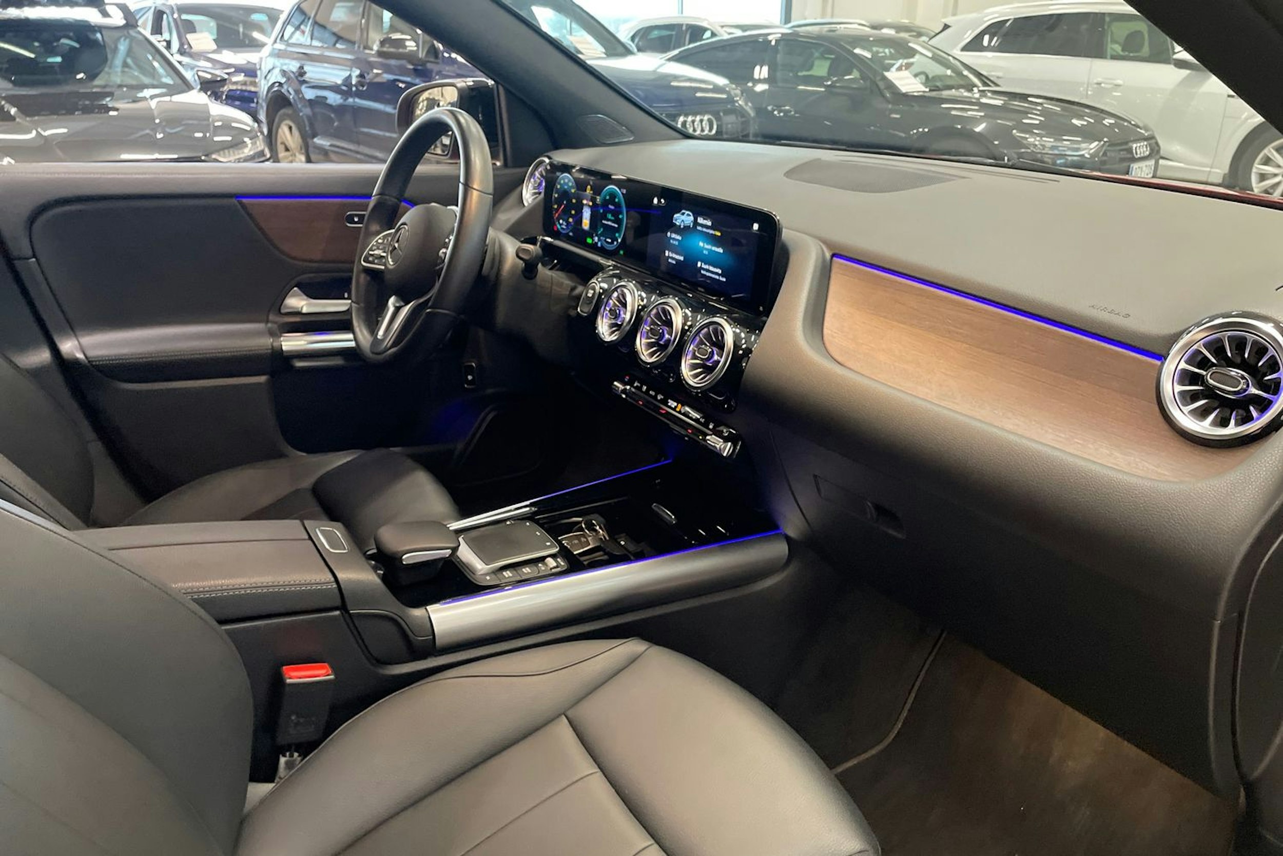 punainen Mercedes-Benz EQA 2022 kuva 16.