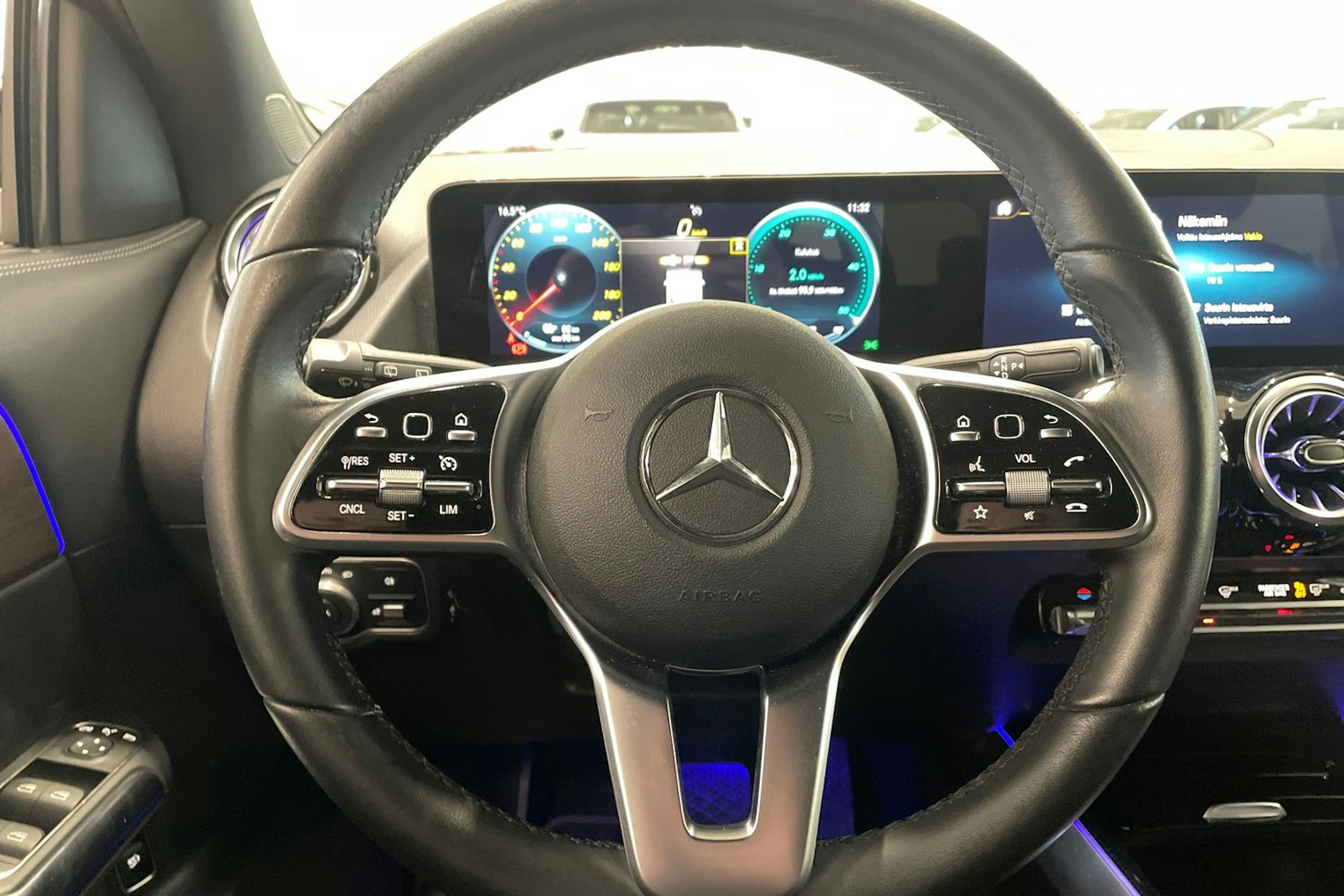 punainen Mercedes-Benz EQA 2022 kuva 17.