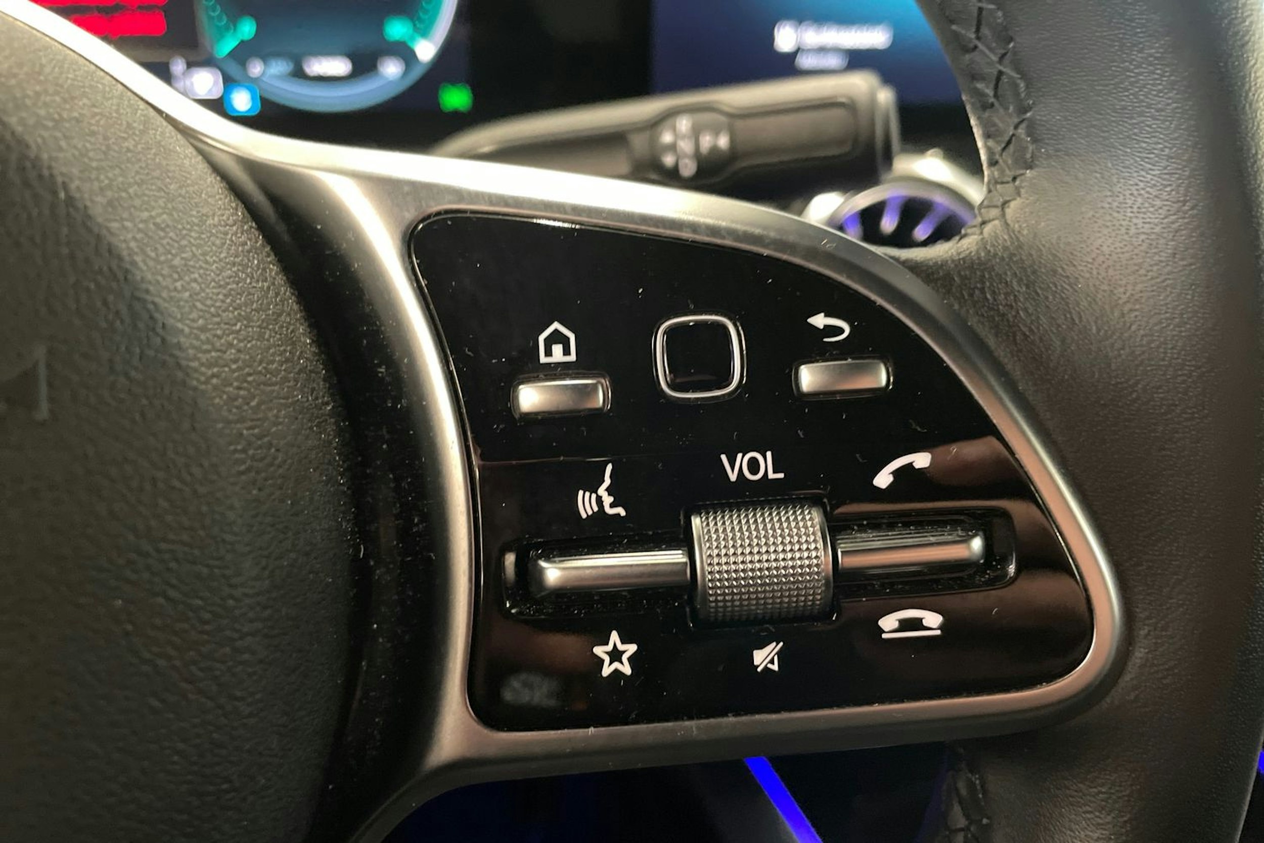 punainen Mercedes-Benz EQA 2022 kuva 18.