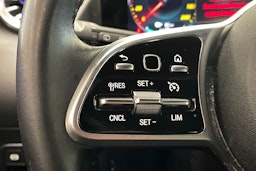 punainen Mercedes-Benz EQA 2022 kuva 19.