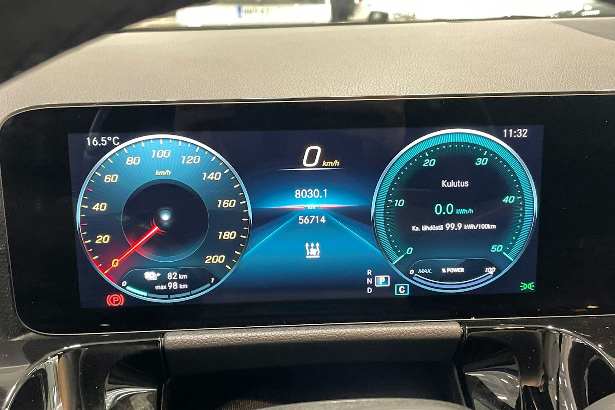 punainen Mercedes-Benz EQA 2022 kuva 20.