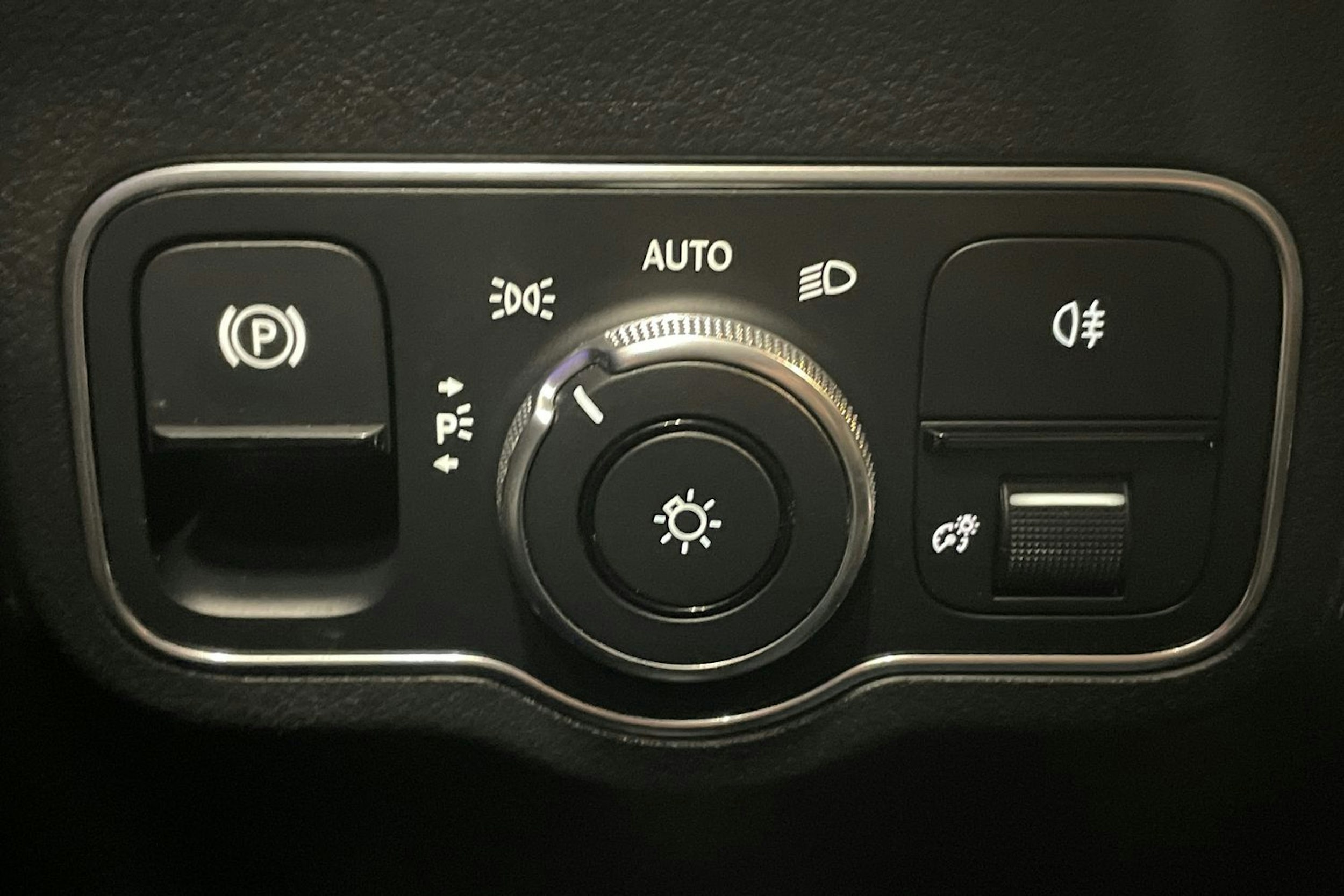 punainen Mercedes-Benz EQA 2022 kuva 21.