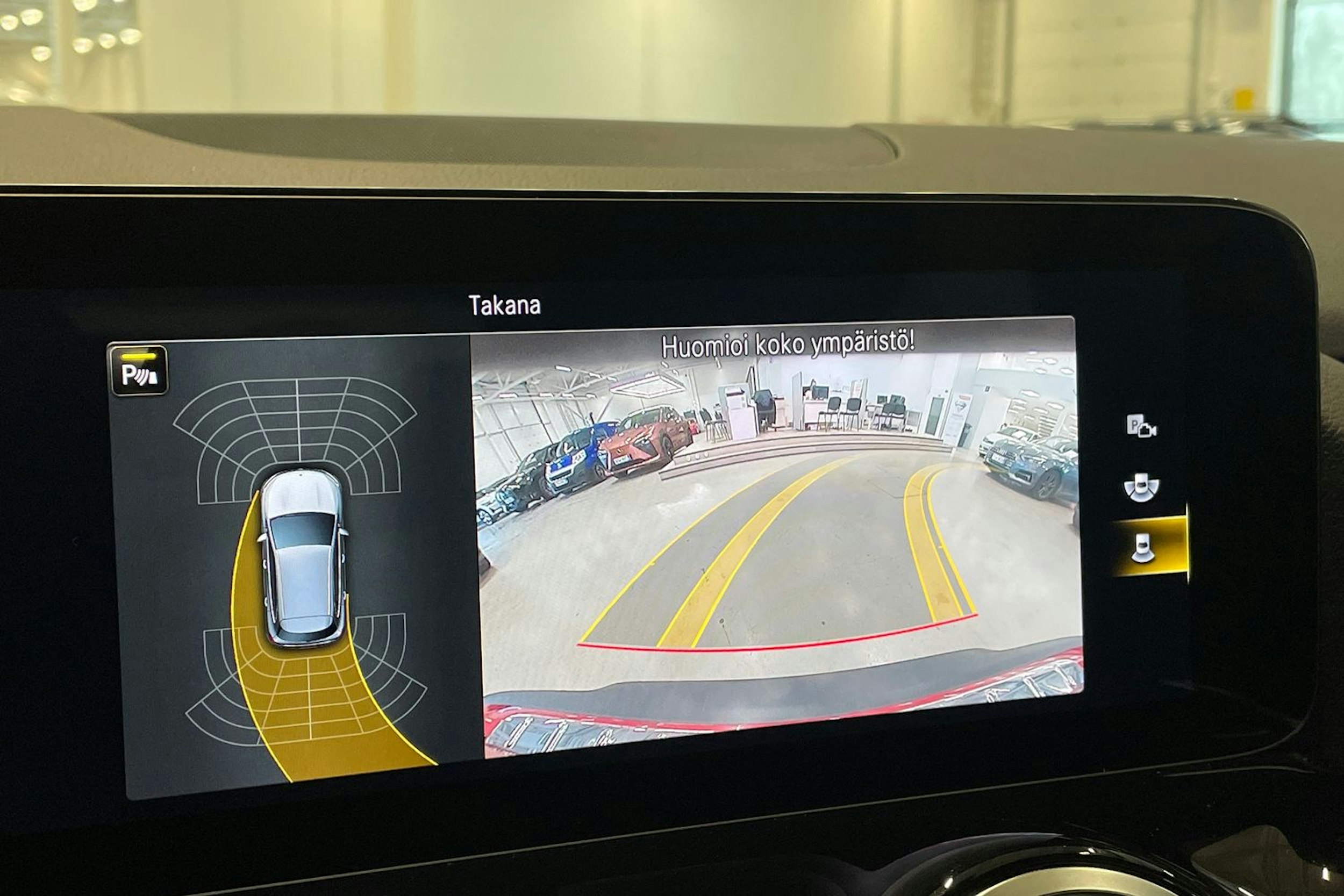 punainen Mercedes-Benz EQA 2022 kuva 22.