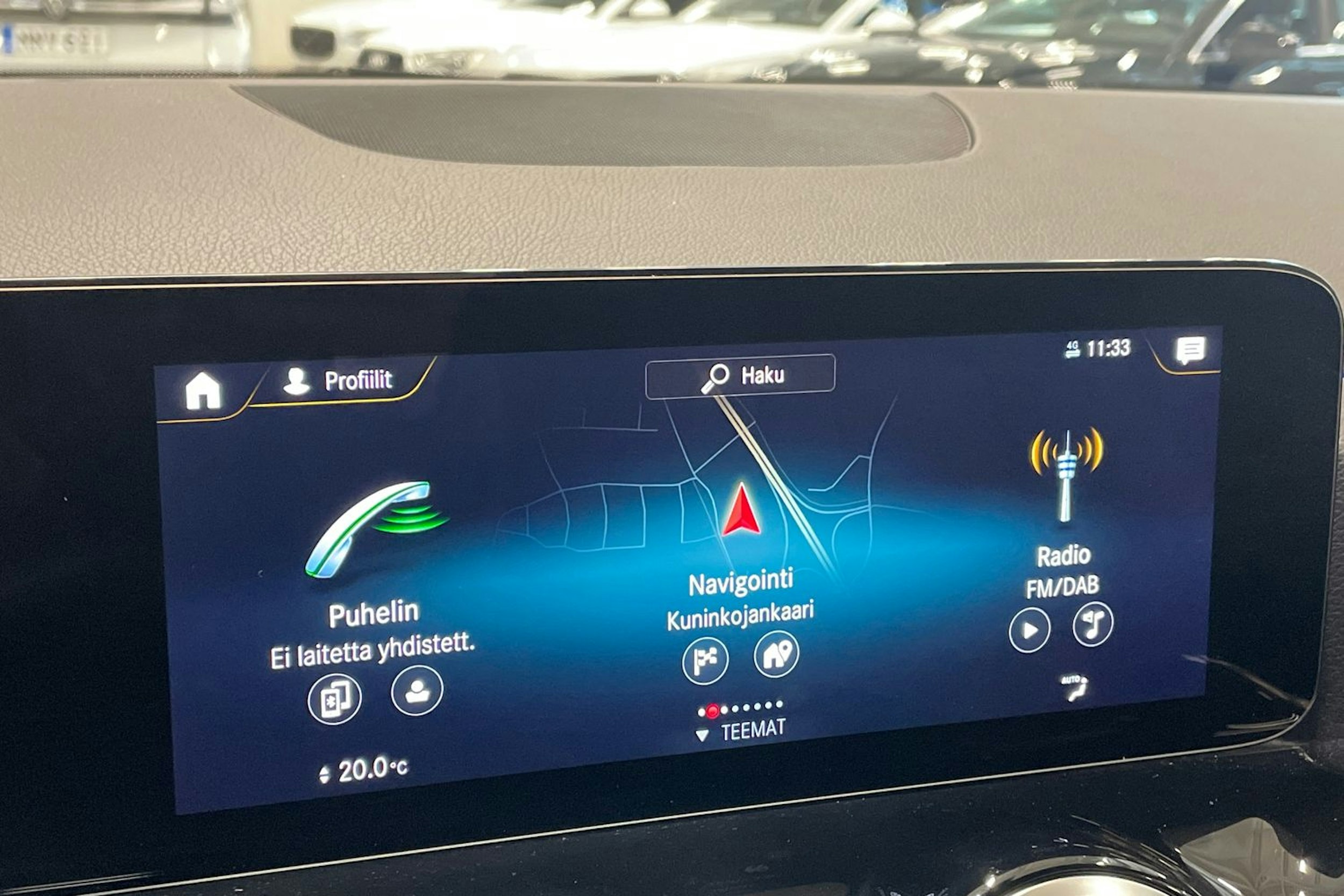 punainen Mercedes-Benz EQA 2022 kuva 23.