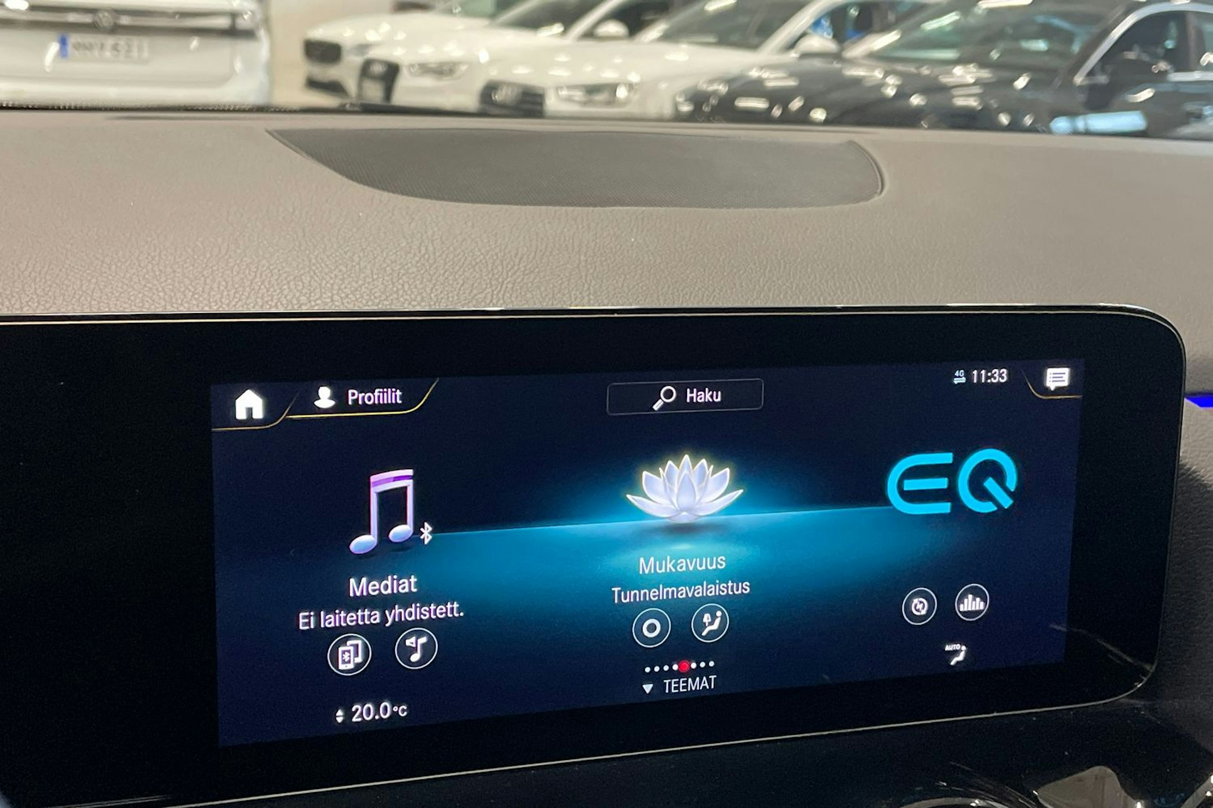 punainen Mercedes-Benz EQA 2022 kuva 24.