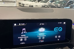 punainen Mercedes-Benz EQA 2022 kuva 24.