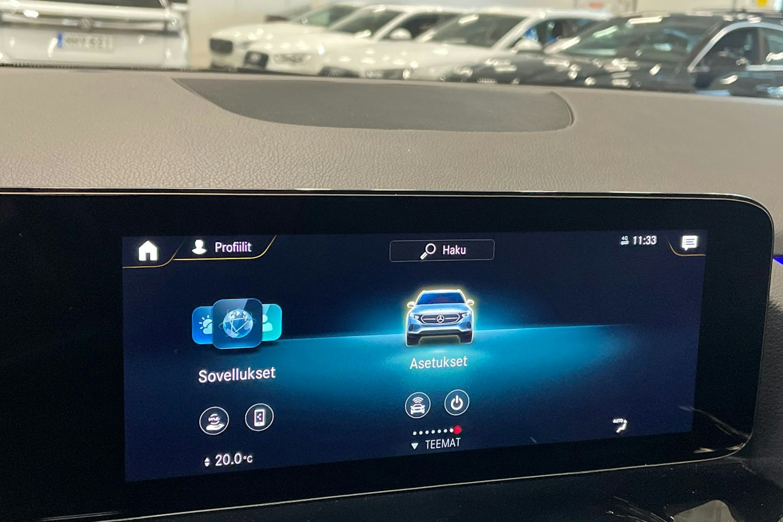 punainen Mercedes-Benz EQA 2022 kuva 25.