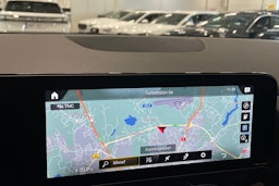 punainen Mercedes-Benz EQA 2022 kuva 26.