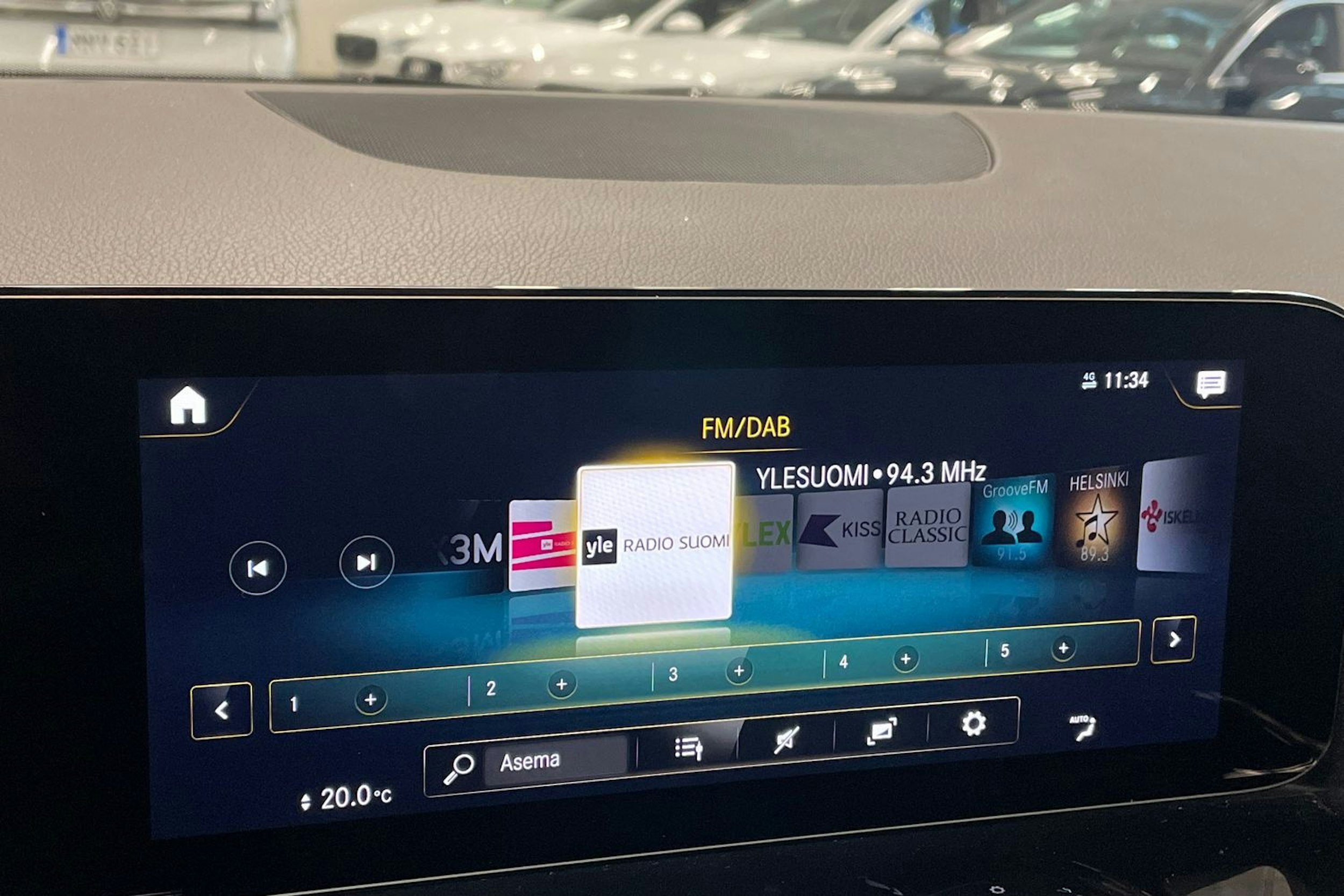 punainen Mercedes-Benz EQA 2022 kuva 27.