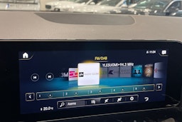 punainen Mercedes-Benz EQA 2022 kuva 27.