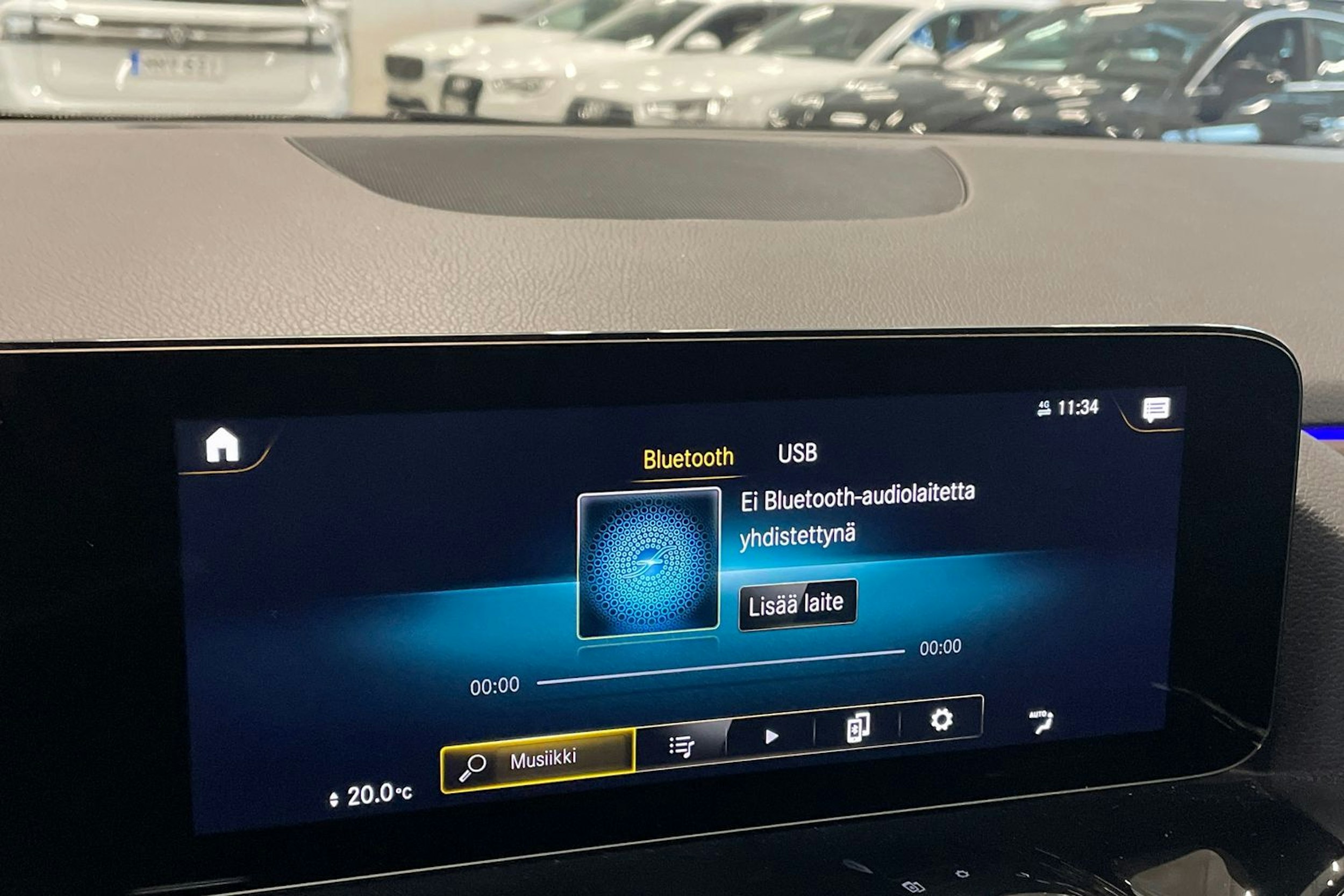 punainen Mercedes-Benz EQA 2022 kuva 28.