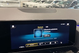 punainen Mercedes-Benz EQA 2022 kuva 28.