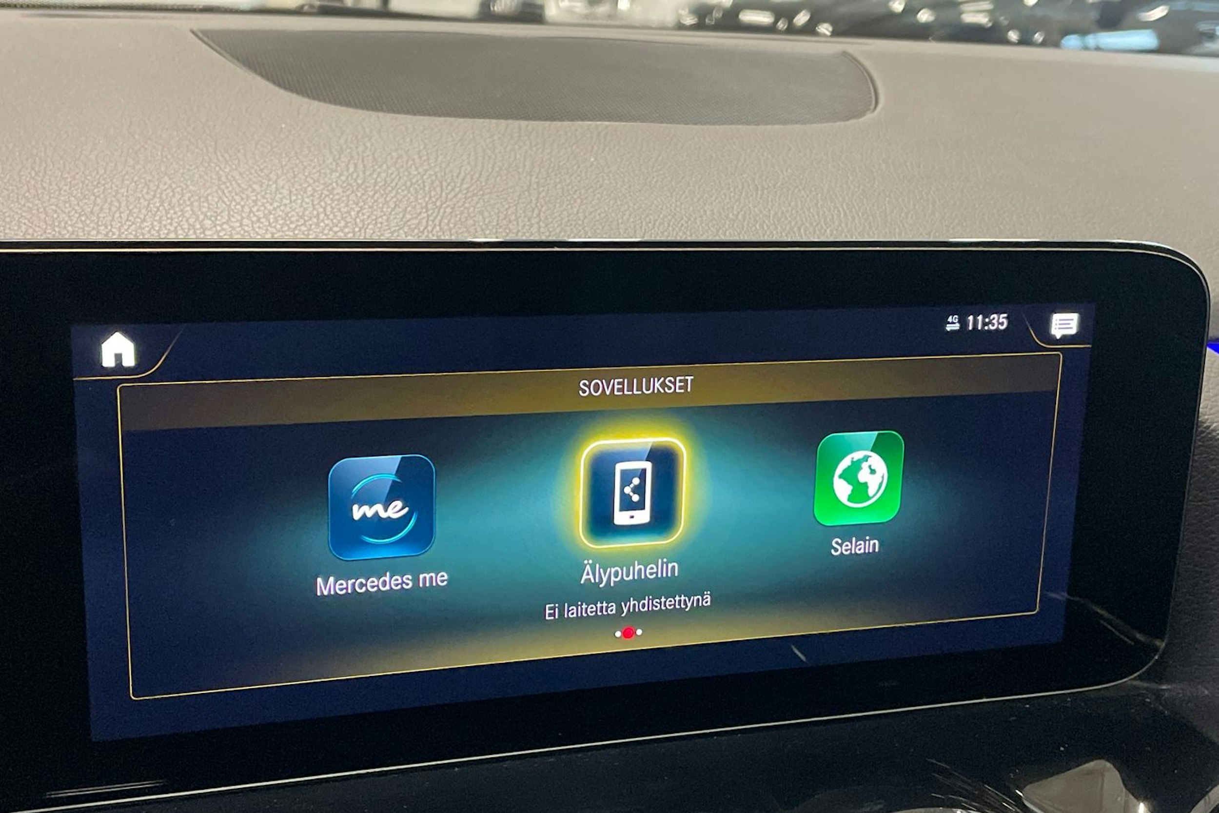 punainen Mercedes-Benz EQA 2022 kuva 29.