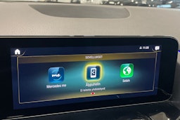 punainen Mercedes-Benz EQA 2022 kuva 29.