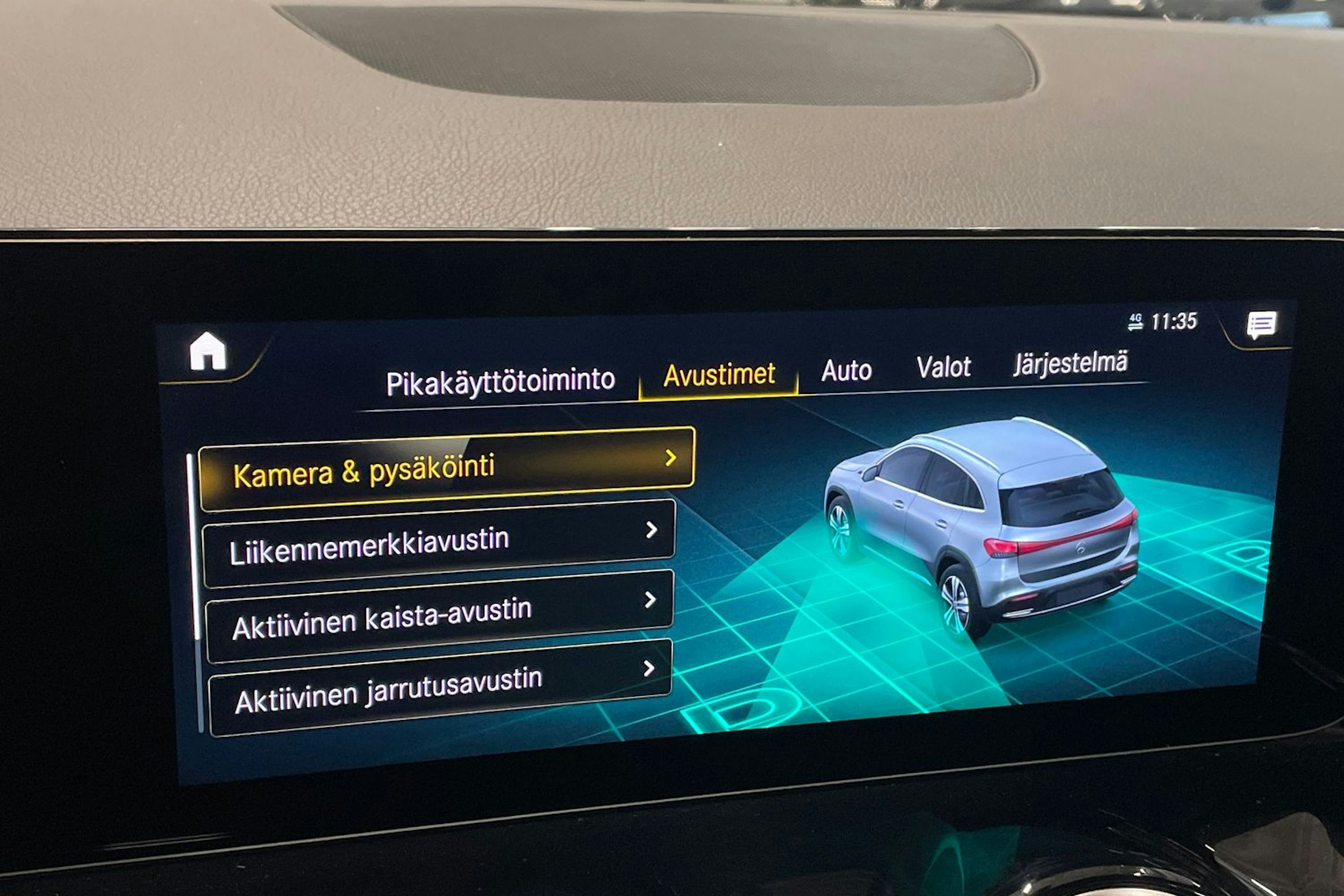 punainen Mercedes-Benz EQA 2022 kuva 30.