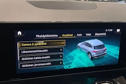 punainen Mercedes-Benz EQA 2022 kuva 30.