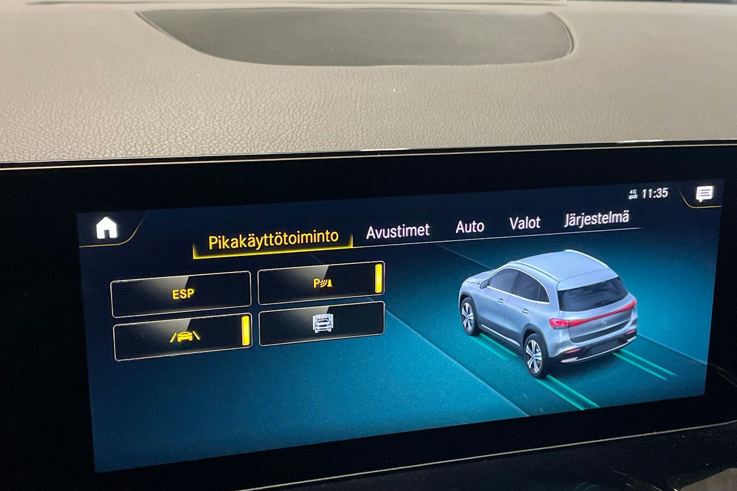 punainen Mercedes-Benz EQA 2022 kuva 31.