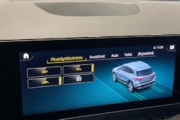 punainen Mercedes-Benz EQA 2022 kuva 31.