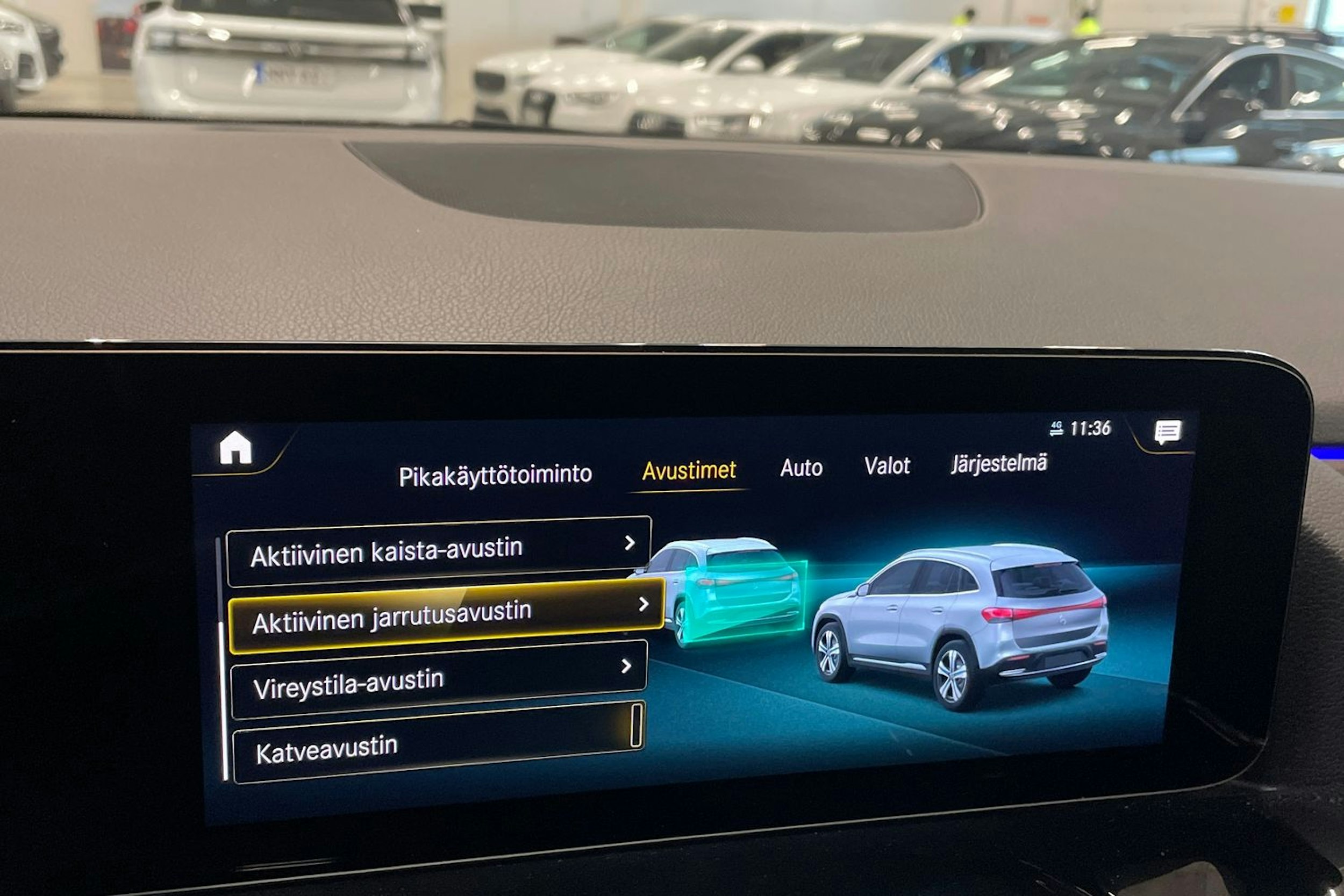 punainen Mercedes-Benz EQA 2022 kuva 32.