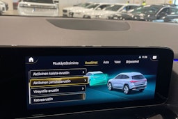 punainen Mercedes-Benz EQA 2022 kuva 32.