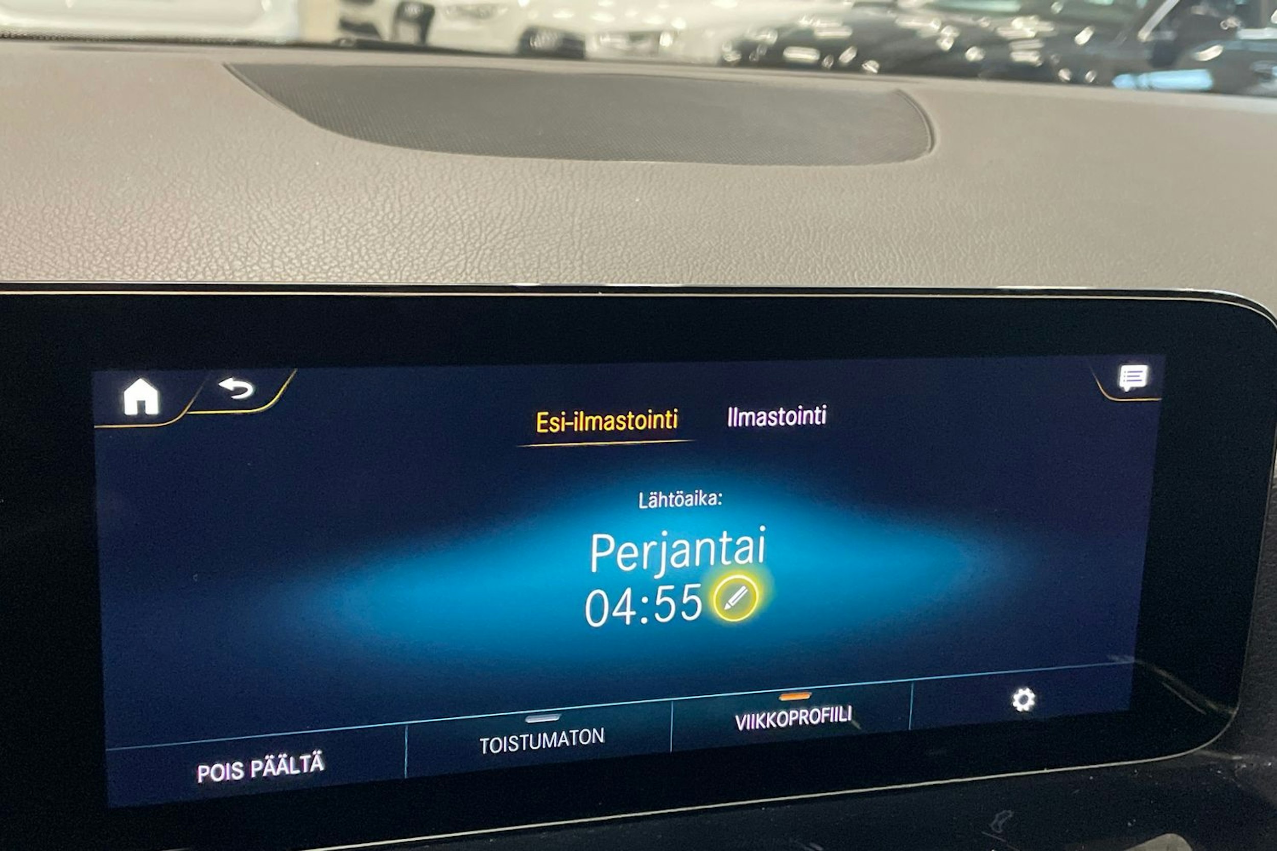 punainen Mercedes-Benz EQA 2022 kuva 33.