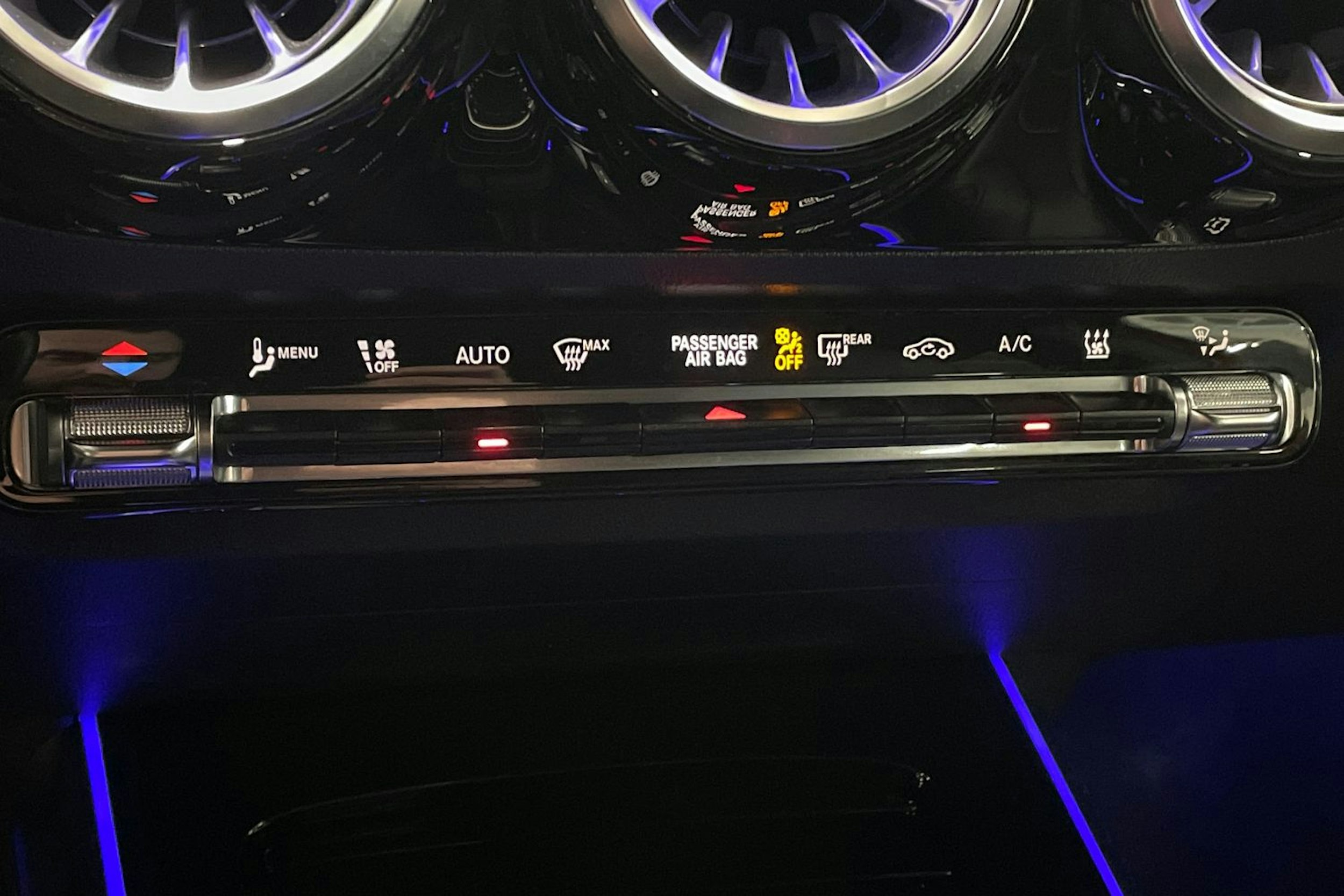 punainen Mercedes-Benz EQA 2022 kuva 34.