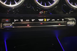 punainen Mercedes-Benz EQA 2022 kuva 34.