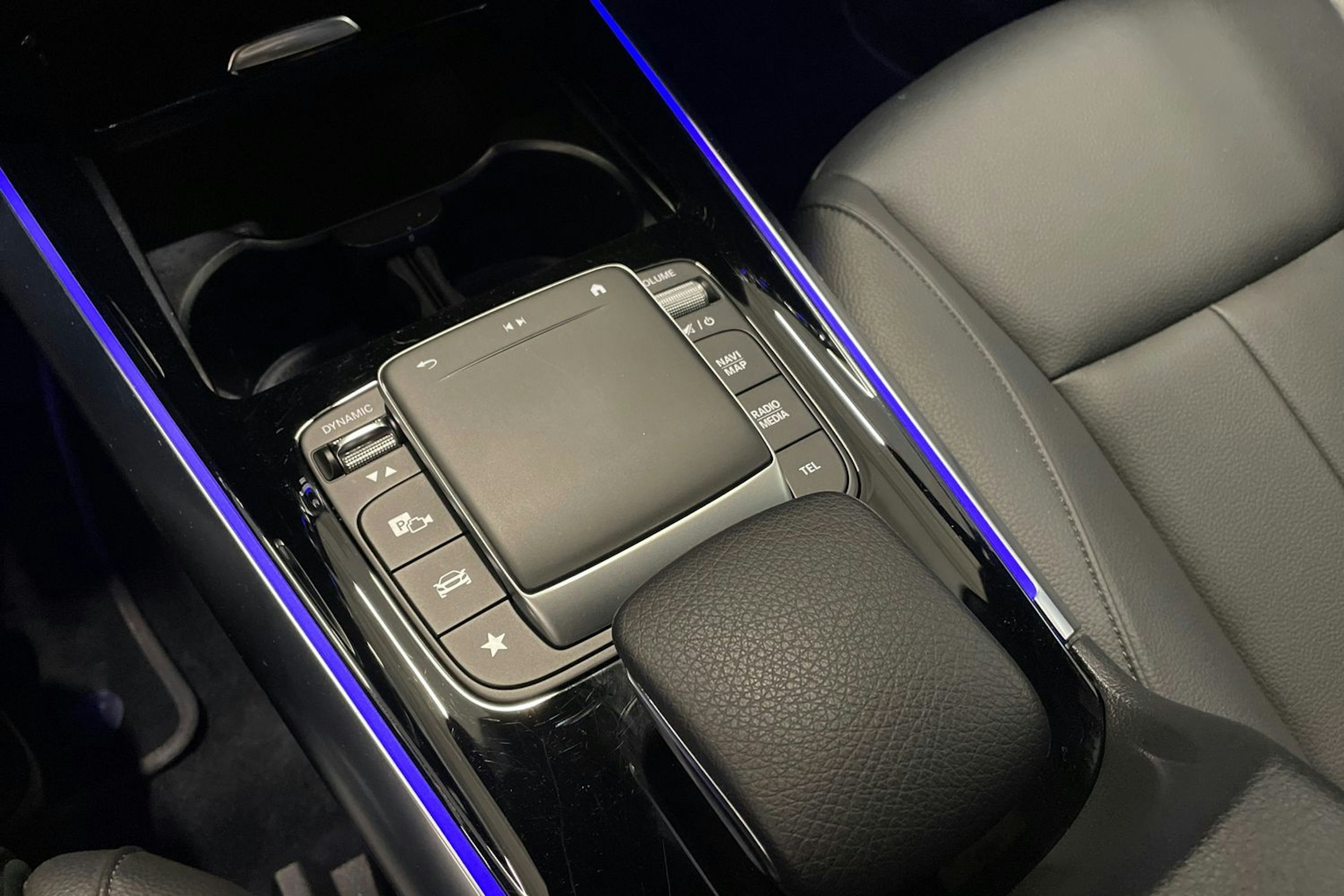 punainen Mercedes-Benz EQA 2022 kuva 35.