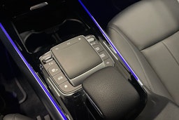 punainen Mercedes-Benz EQA 2022 kuva 35.