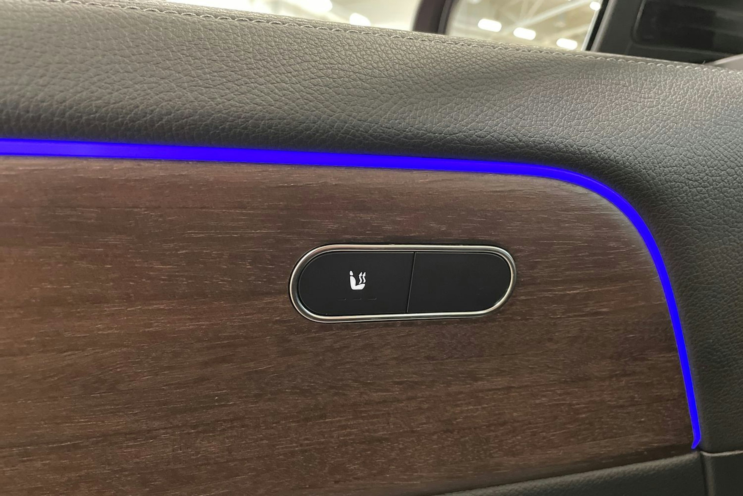 punainen Mercedes-Benz EQA 2022 kuva 38.