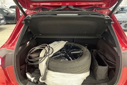 punainen Mercedes-Benz EQA 2022 kuva 40.