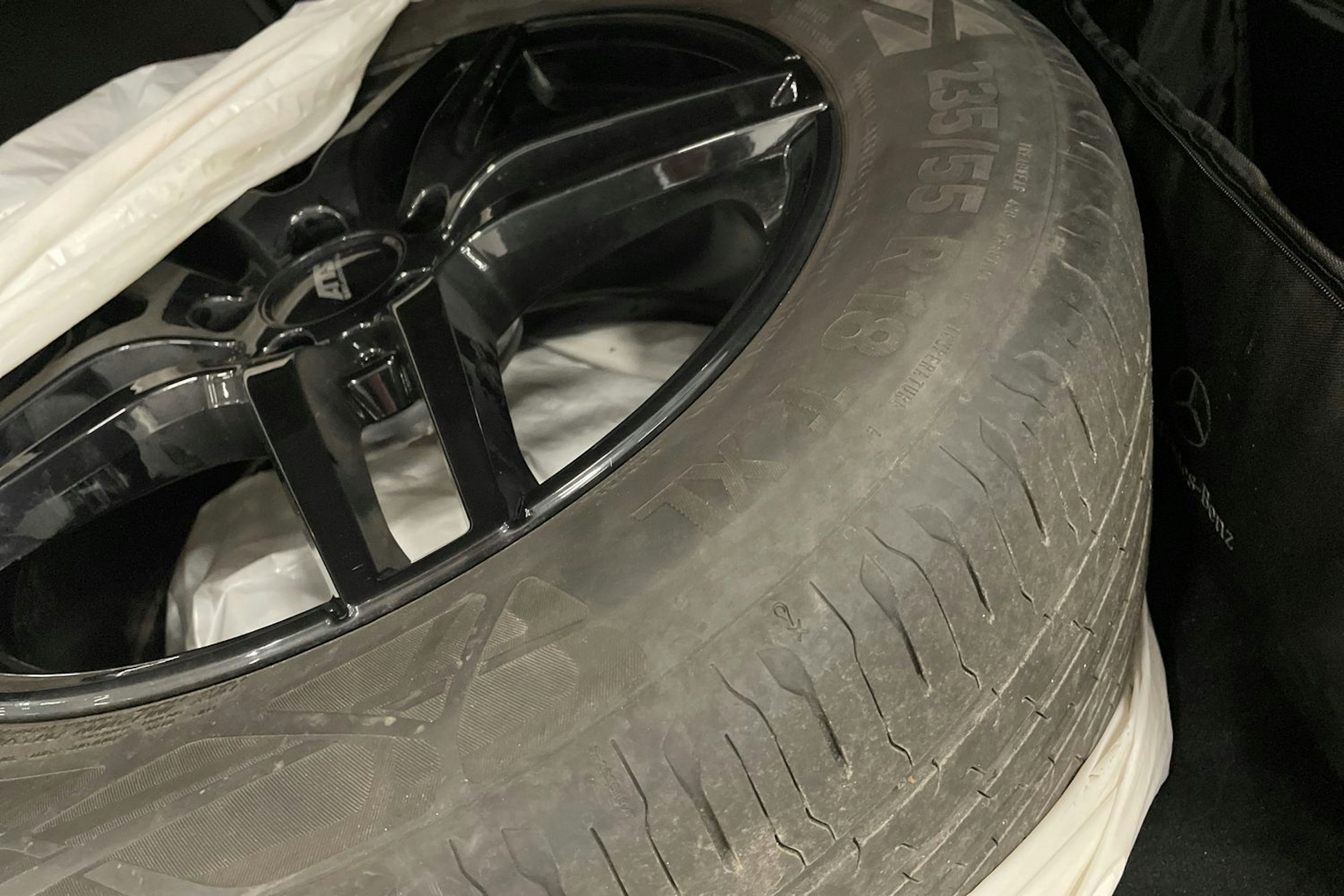 punainen Mercedes-Benz EQA 2022 kuva 41.