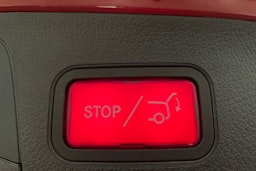 punainen Mercedes-Benz EQA 2022 kuva 42.