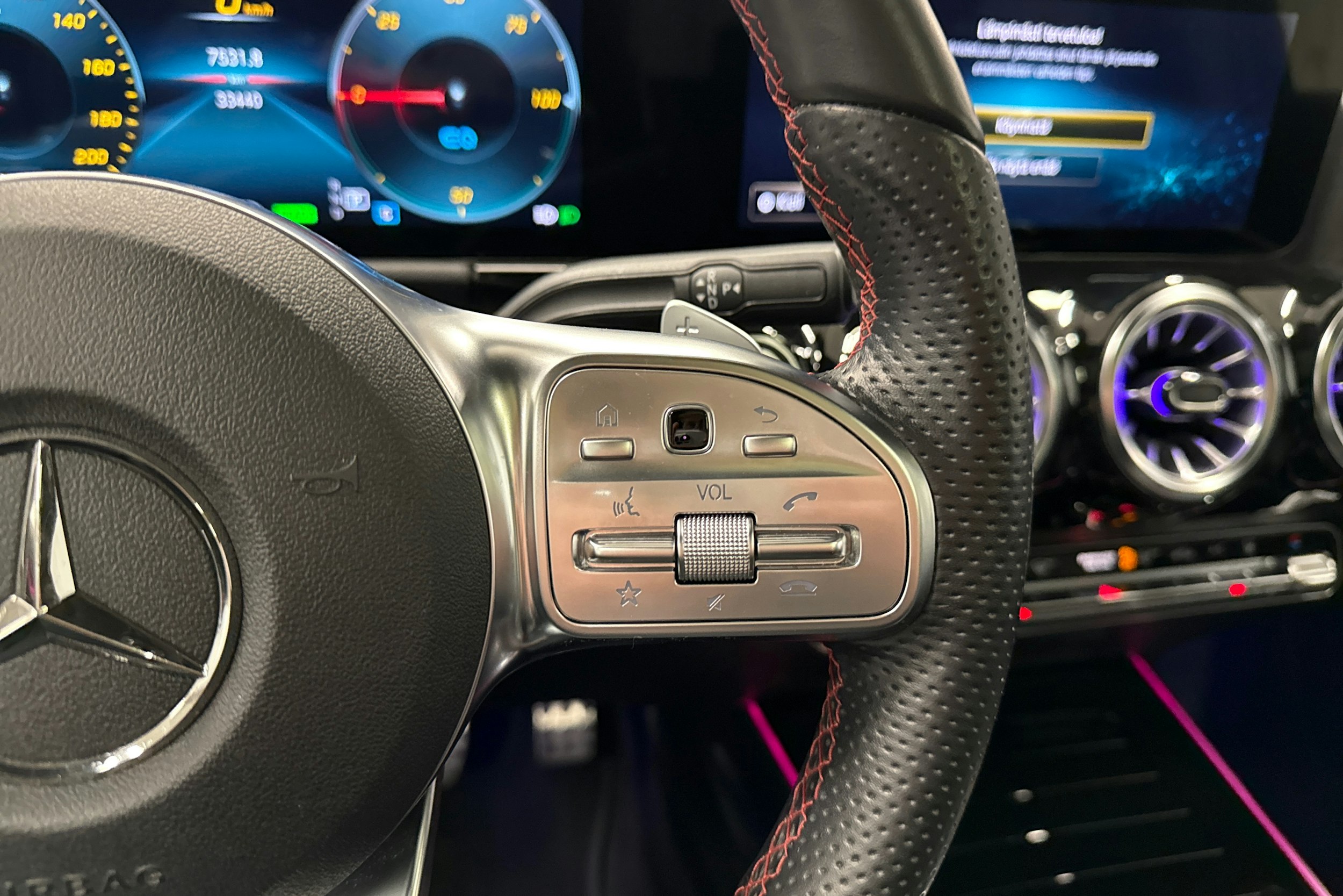 musta Mercedes-Benz EQA 2022 kuva 12.