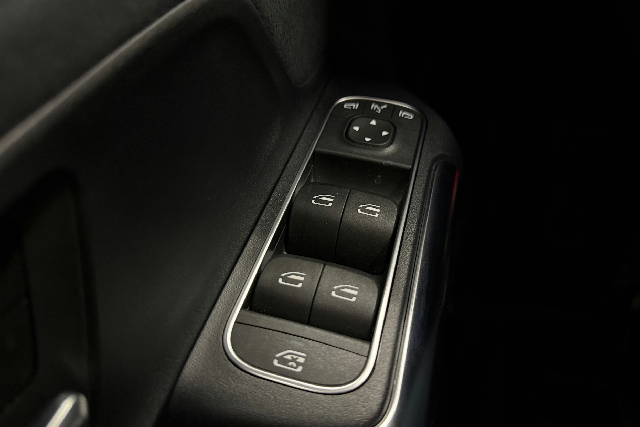 musta Mercedes-Benz EQA 2022 kuva 15.