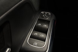 musta Mercedes-Benz EQA 2022 kuva 15.