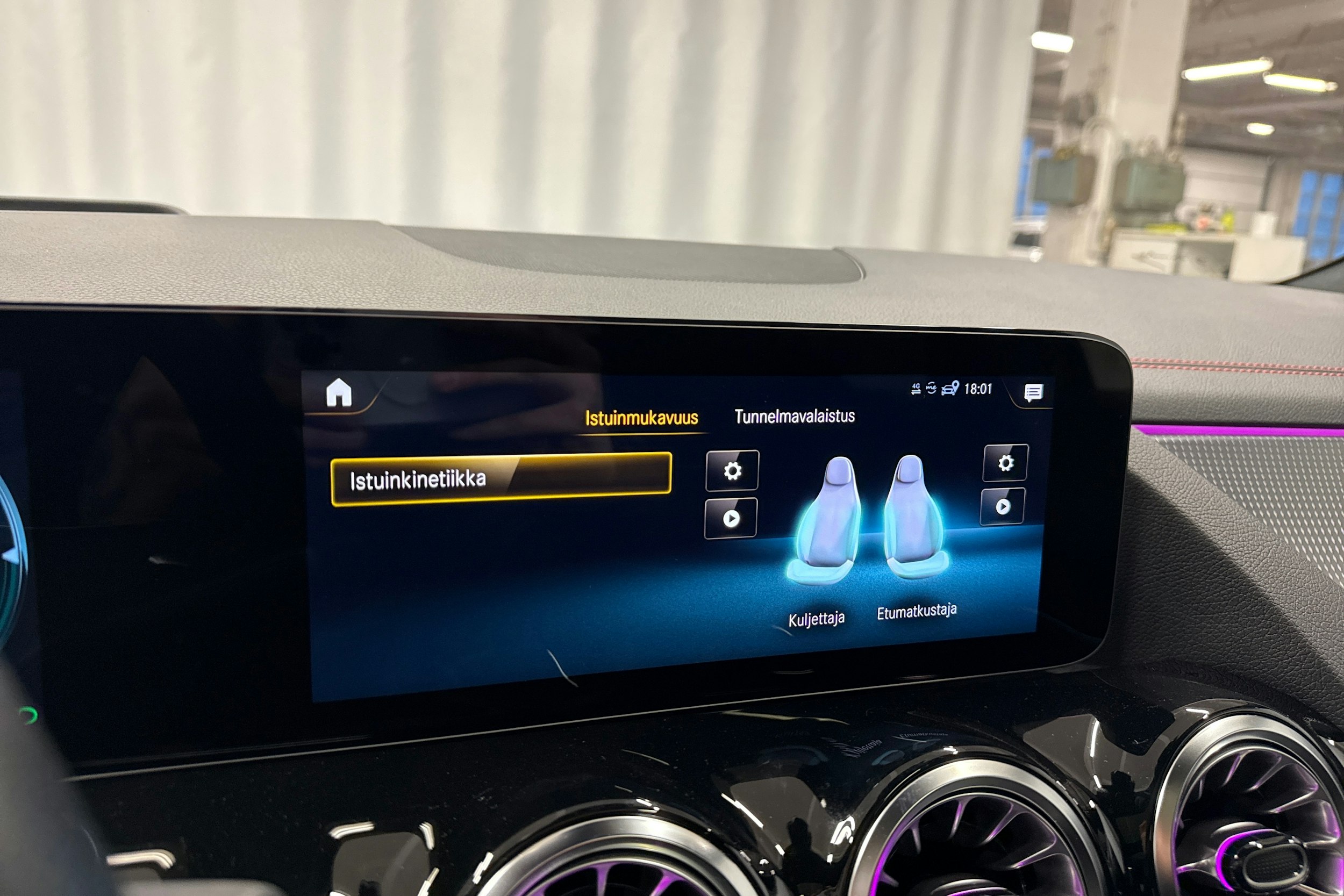 musta Mercedes-Benz EQA 2022 kuva 19.