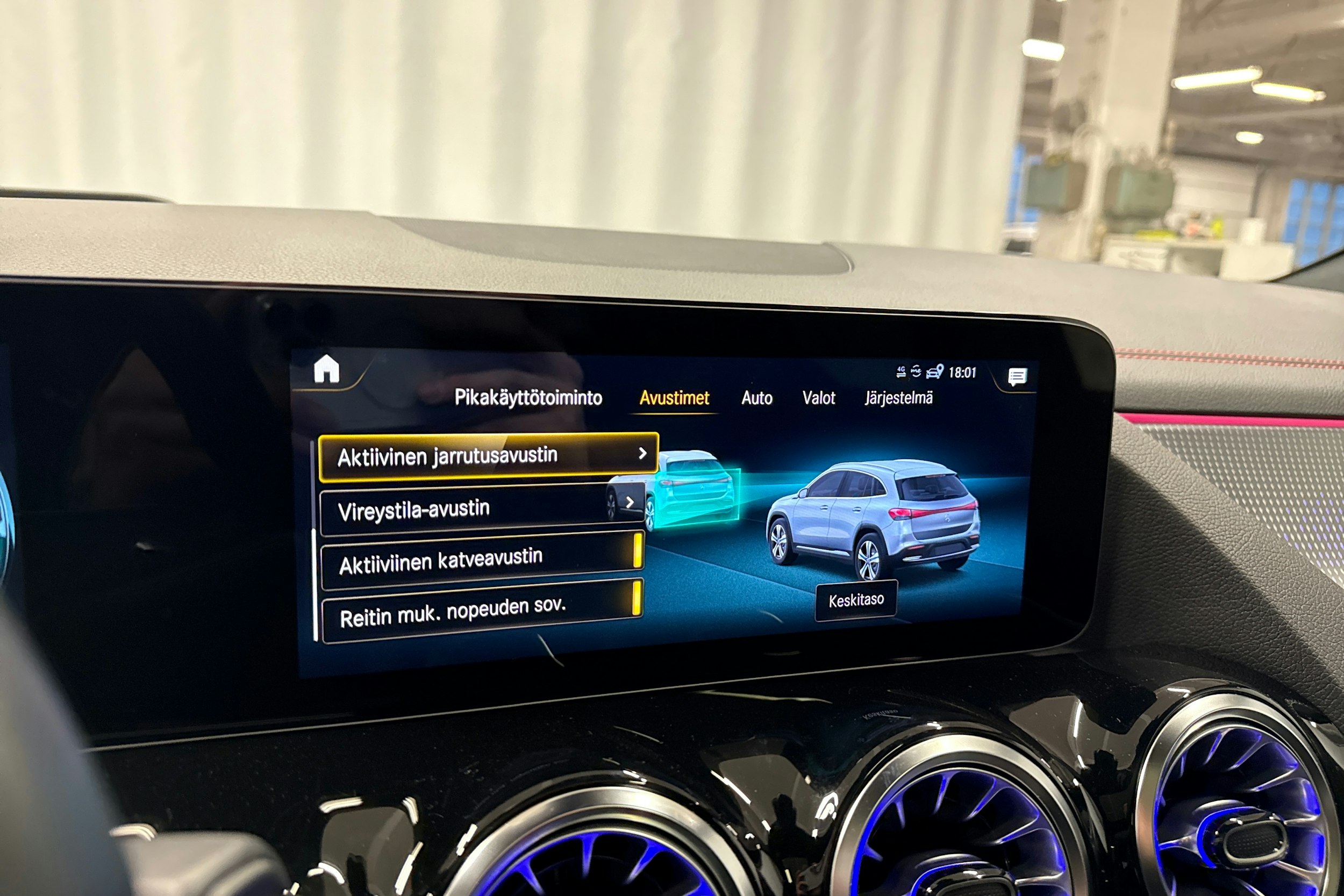 musta Mercedes-Benz EQA 2022 kuva 23.