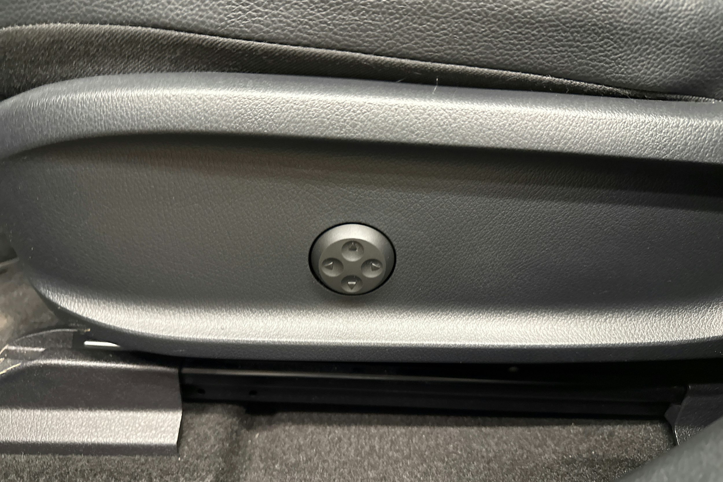 musta Mercedes-Benz EQA 2022 kuva 28.