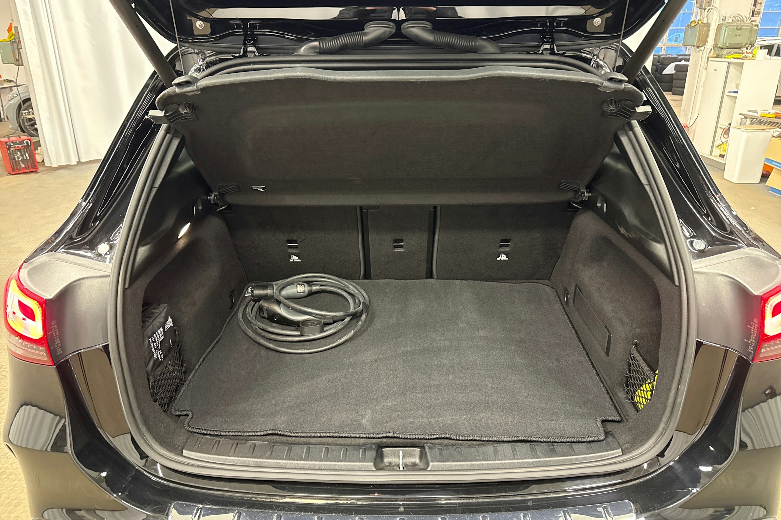 musta Mercedes-Benz EQA 2022 kuva 31.