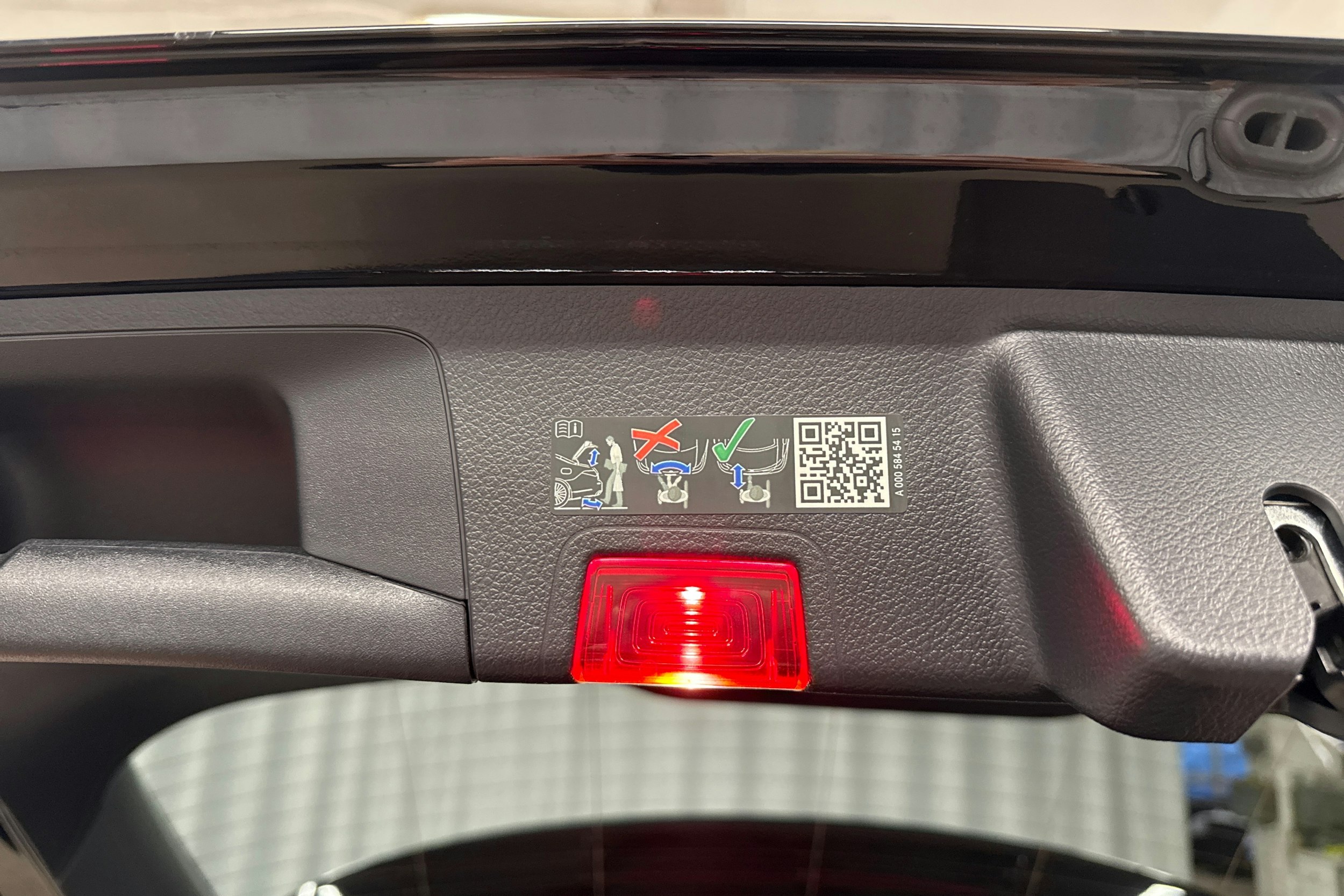 musta Mercedes-Benz EQA 2022 kuva 32.