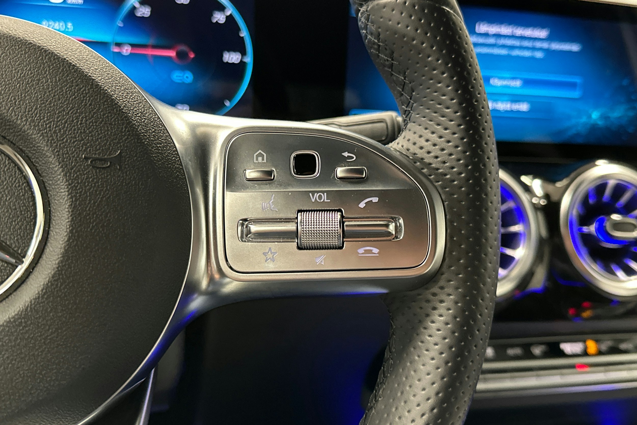 valkoinen Mercedes-Benz EQA 2022 kuva 15.